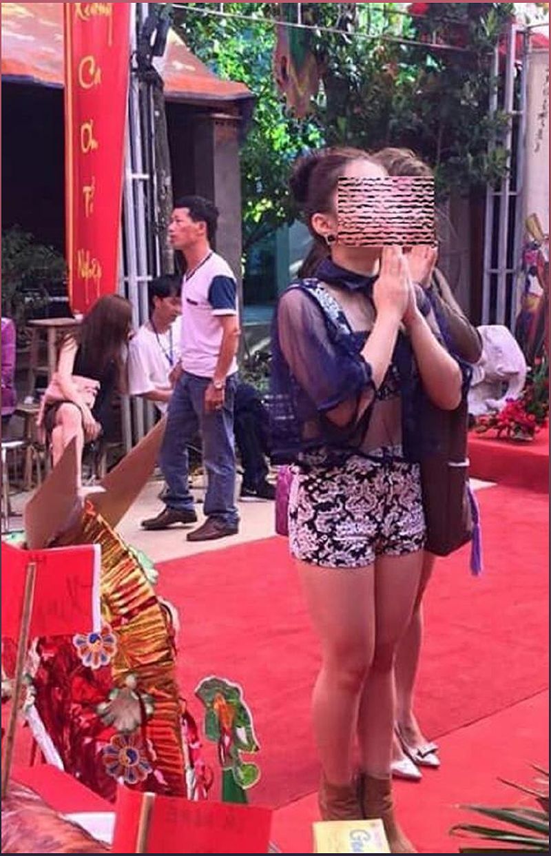 Cô gái gây tranh cãi khi mặc váy hở lưng đi lễ chùa - 993823540
