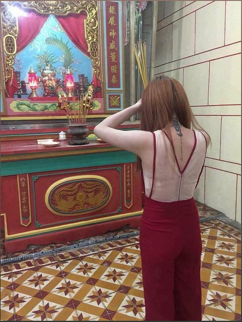Cô gái gây tranh cãi khi mặc váy hở lưng đi lễ chùa - -2020108942
