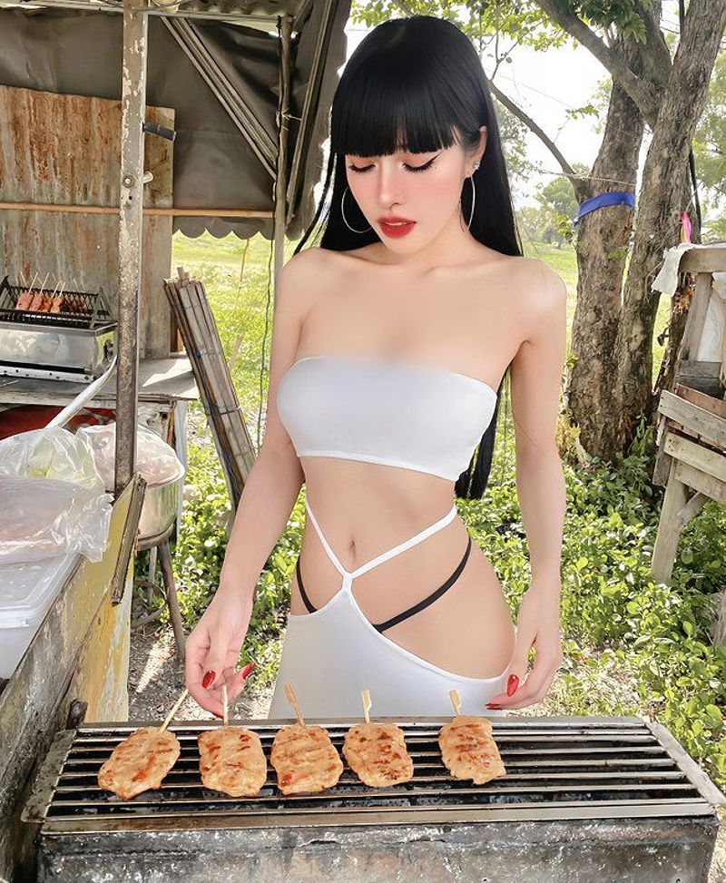 Hot girl Thái Lan nướng thịt trong váy cắt xẻ táo bạo gây sốt mạng xã hội - 295931448