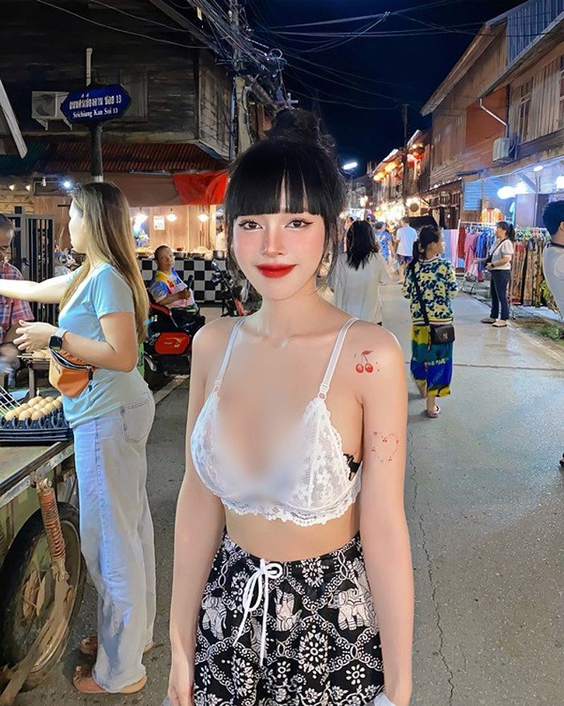 Hot girl Thái Lan nướng thịt trong váy cắt xẻ táo bạo gây sốt mạng xã hội - 135075824