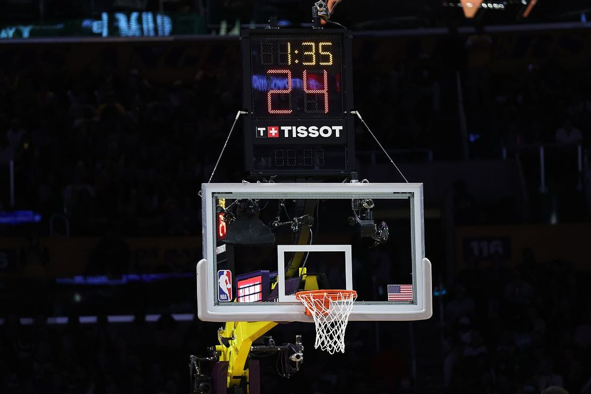 Trận đấu kỳ lạ giữa Warriors và Lakers: Lỗi đồng hồ bắn phá và quyết định gây tranh cãi - 1187403262