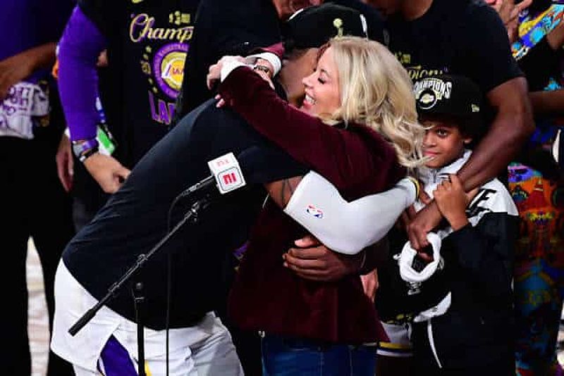 Mối quan hệ giữa LeBron James và Jeanie Buss: Tin đồn về tương lai của Lakers - -74346419